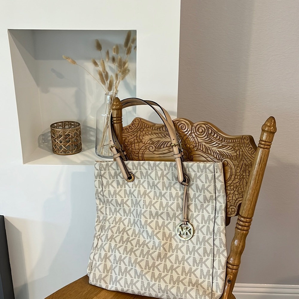 ON HOLD Micheal Kors White/Cream Purse Bag